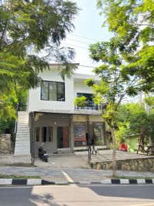 ラブハン・バジョにあるHostel Labuan ORAの正面にバイクが停まった建物