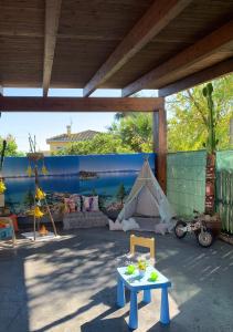 a room with a table and a tent at Casa de sueños Benasha con piscina, zona infantil y parking privado in Deltebre