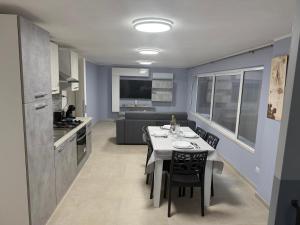 uma cozinha e sala de jantar com mesa e cadeiras em DoE pozzallo em Pozzallo mais 6 fotografias