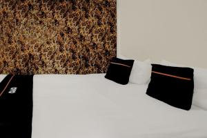 Postel nebo postele na pokoji v ubytování Hotel O Arjuna Guest House Syariah