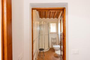 ein Badezimmer mit Toilette und Glasdusche in der Unterkunft Agriturismo La Gatta E L'Olivo in Donoratico + 78 Fotos