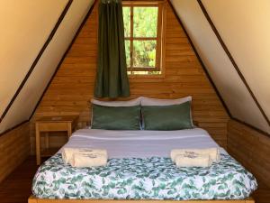 Postel nebo postele na pokoji v ubytování TSIAZOMPANIRY ISLAND LODGE