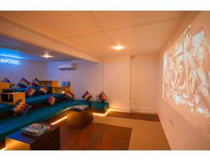 uma sala de estar com um sofá azul com almofadas em goSTOPS Srinagar em Srinagar