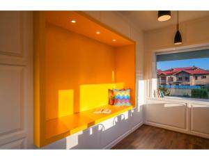 um quarto com um banco junto à janela com vista em goSTOPS Srinagar em Srinagar