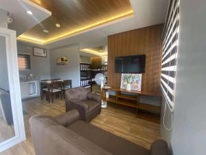 een woonkamer met een bank en een eetkamer bij Casa Alberto Of Calapan Town Center in Calapan