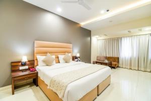 Un dormitorio con una cama grande y una ventana. en The Avenue Hotel & Banquet Near Bhopal Junction, en Bhopal