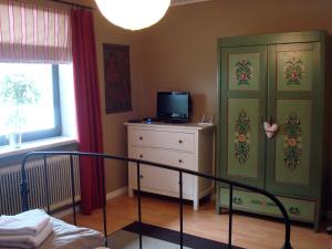 TV a/nebo společenská místnost v ubytování Landhaus Fay B&B