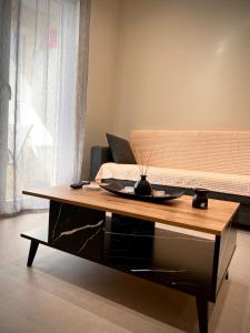 een salontafel in een woonkamer met een bed bij Fillio's Apartment 2, Ptolemaida in Ptolemaida +9 foto's