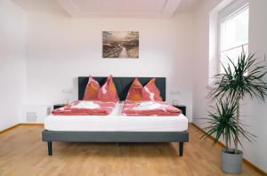 uma cama num quarto com dois vasos de plantas em Relax in Thaur em Thaur