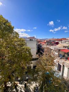 een uitzicht over de stad met gebouwen en bomen bij Fillio's Apartment 2, Ptolemaida in Ptolemaida
