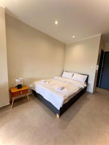 een slaapkamer met een bed met handdoeken erop bij Fillio's Apartment 2, Ptolemaida in Ptolemaida