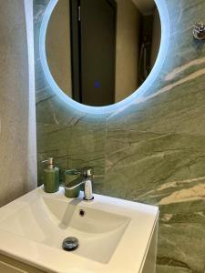 un baño con lavabo y espejo en Fillio's Apartment 2, Ptolemaida, en Ptolemaida 9 fotos más