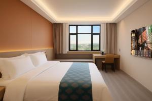 een hotelkamer met een bed en een bureau bij Bishkek Crystal Luxury Smart Hotel Ala-Too Square Branch in Bisjkek +24 foto's