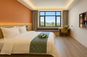 een slaapkamer met een groot bed en een raam bij Bishkek Crystal Luxury Smart Hotel Ala-Too Square Branch in Bisjkek