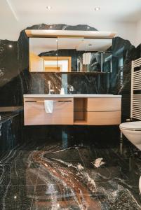 um banheiro com uma pia e um espelho em Relax in Thaur em Thaur