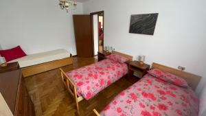 a room with two twin beds and a bed sidx sidx sidx sidx sidx at Appartamento Torre 