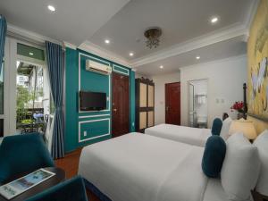 TV a/nebo společenská místnost v ubytování Hanoi Chic Boutique Hotel