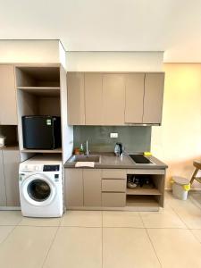 Kuchyň nebo kuchyňský kout v ubytování The Song Tam Thang Tower