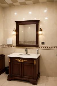 ein Badezimmer mit Waschbecken und Spiegel in der Unterkunft Veluna Inn Hostel in Baku + 33 Fotos