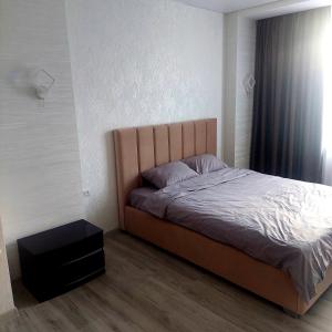 Ένα ή περισσότερα κρεβάτια σε δωμάτιο στο Однокімнатна квартира ЖК Над Бугом