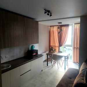 Η κουζίνα ή μικρή κουζίνα στο Однокімнатна квартира ЖК Над Бугом +1 φωτογραφίες