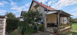 バラトンフゥルドヴァールにあるHoliday home in Balatonföldvar 36529の小さな家
