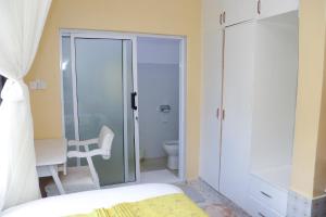 Phòng tắm tại Aggie's BnB- Entire 3-Bedroom Bungalow +22 ảnh