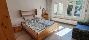 バラトンフゥルドヴァールにあるHoliday home in Balatonföldvar 36529のベッドと大きな窓のある寝室 +17枚の写真