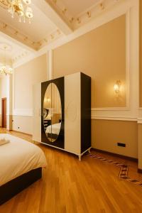 ein Schlafzimmer mit einem Bett und einem Spiegel an der Wand in der Unterkunft Veluna Inn Hostel in Baku