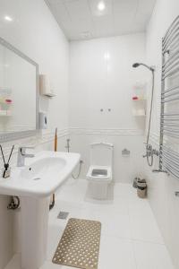 ein weißes Badezimmer mit Waschbecken und Toilette in der Unterkunft Veluna Inn Hostel in Baku