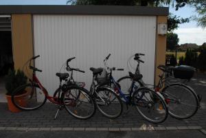 een groep fietsen geparkeerd naast een gebouw bij Gasthof Brinkmeier in Lippstadt