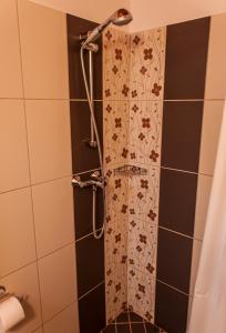 Kylpyhuone majoituspaikassa Pitypangosporta