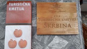 zwei Schilder an einer Wand mit Herzen darauf in der Unterkunft Houses and Apt in Smarjeske Toplice Kranjska Krain 26042 in Šmarjeta