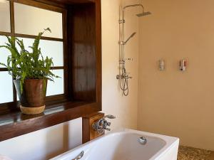 Koupelna v ubytování TSIAZOMPANIRY ISLAND LODGE