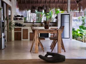 Η κουζίνα ή μικρή κουζίνα στο Tropical Villa with exotic pool, Uluwatu Bingin