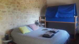 Un dormitorio con una cama con toallas. en Odyssée-Auvergne, en Vallon-en-Sully