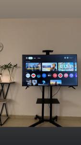 TV a/nebo společenská místnost v ubytování A studio in the heart of Khobar