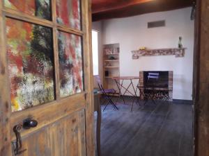 Una puerta abierta a una habitación con una mesa y una chimenea en Odyssée-Auvergne, en Vallon-en-Sully