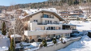 Cảnh núi rừng hoặc tầm nhìn ra núi từ khách sạn căn hộ