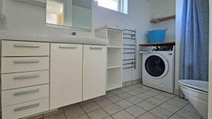 Η κουζίνα ή μικρή κουζίνα στο North Bornholm, Sea View, Sandy Beach And Rocks