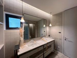 um banheiro com duas pias e um espelho em Tree Villa Bangkok em Banguecoque