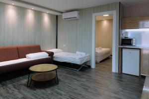 Postel nebo postele na pokoji v ubytování Rich apartments renovated & with modern design