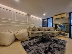 una sala de estar con un sofá y una mesa en RB9 Oliver's House in Kaset, en Ban Yang 73 fotos más