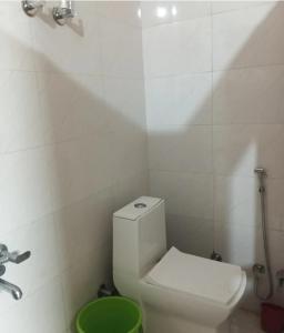 Et badeværelse på Hotal Shree Rameshwaram Ayodhya Dham Nearby Temple + 6 billeder