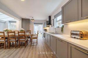 eine Küche und ein Esszimmer mit einem Esstisch in der Unterkunft Luxury 5BR Villa I Central & Free Parking in Windsor