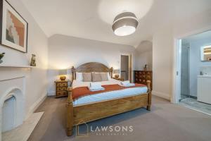 ein Schlafzimmer mit einem Bett und einem Kamin in der Unterkunft Luxury 5BR Villa I Central & Free Parking in Windsor + 6 Fotos