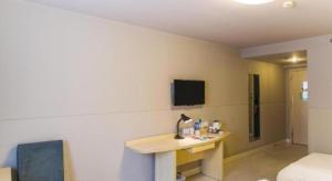 TV a/nebo společenská místnost v ubytování Jinjiang Inn Dalian North Railway Station