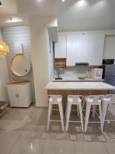 Η κουζίνα ή μικρή κουζίνα στο Habitus Denai Alam Elmina Pool Wifi Netflix