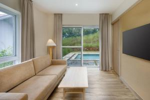 TV a/nebo společenská místnost v ubytování Himalayan Hideaway Resort Pokhara, The Centara Collection