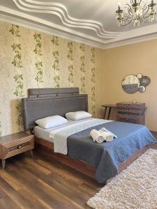 une chambre avec un lit avec deux serviettes dessus dans l'établissement Riverside Cotagge, à Poti